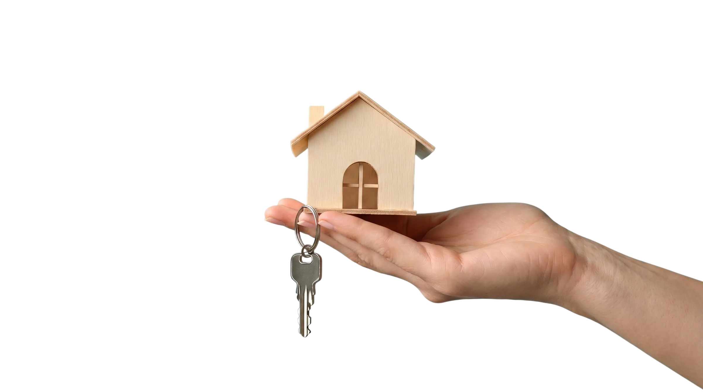 Рука тримає маленький дерев'яний будинок з ключем